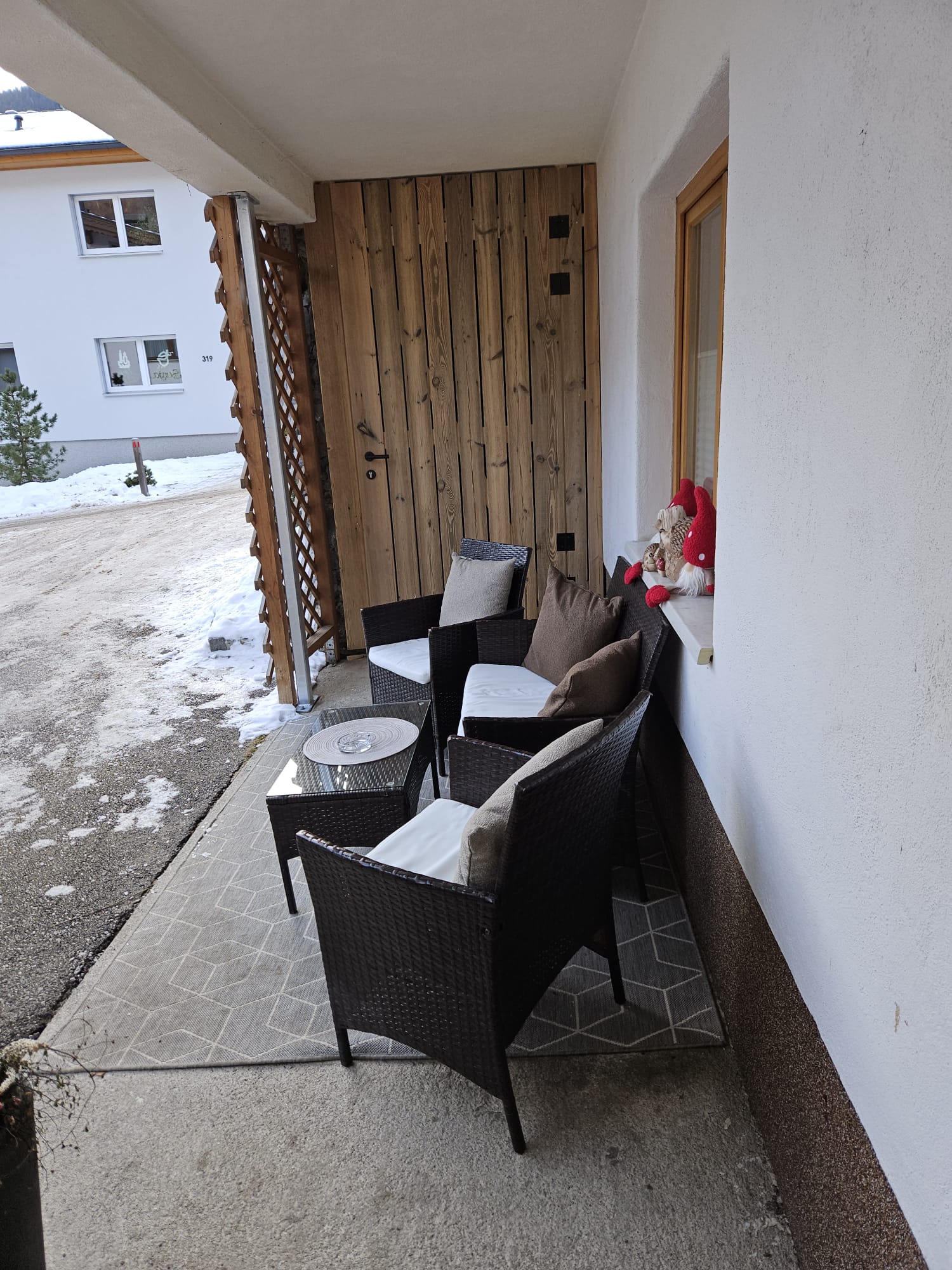 Sitzecke vor dem Appartement Alpina