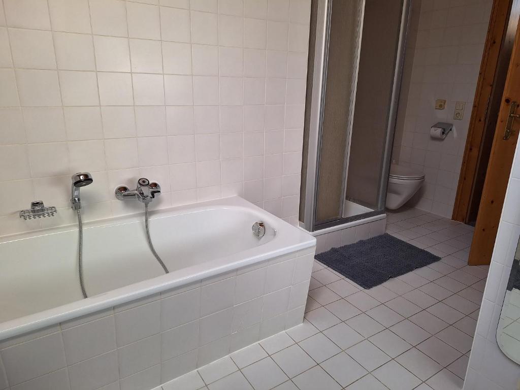 Bad mit Badewanne und Dusche