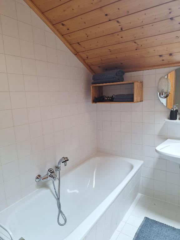 Badewanne unterm Holzdach