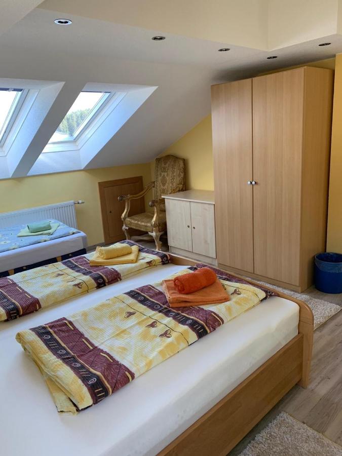 Schlafzimmer mit Kleiderschrank