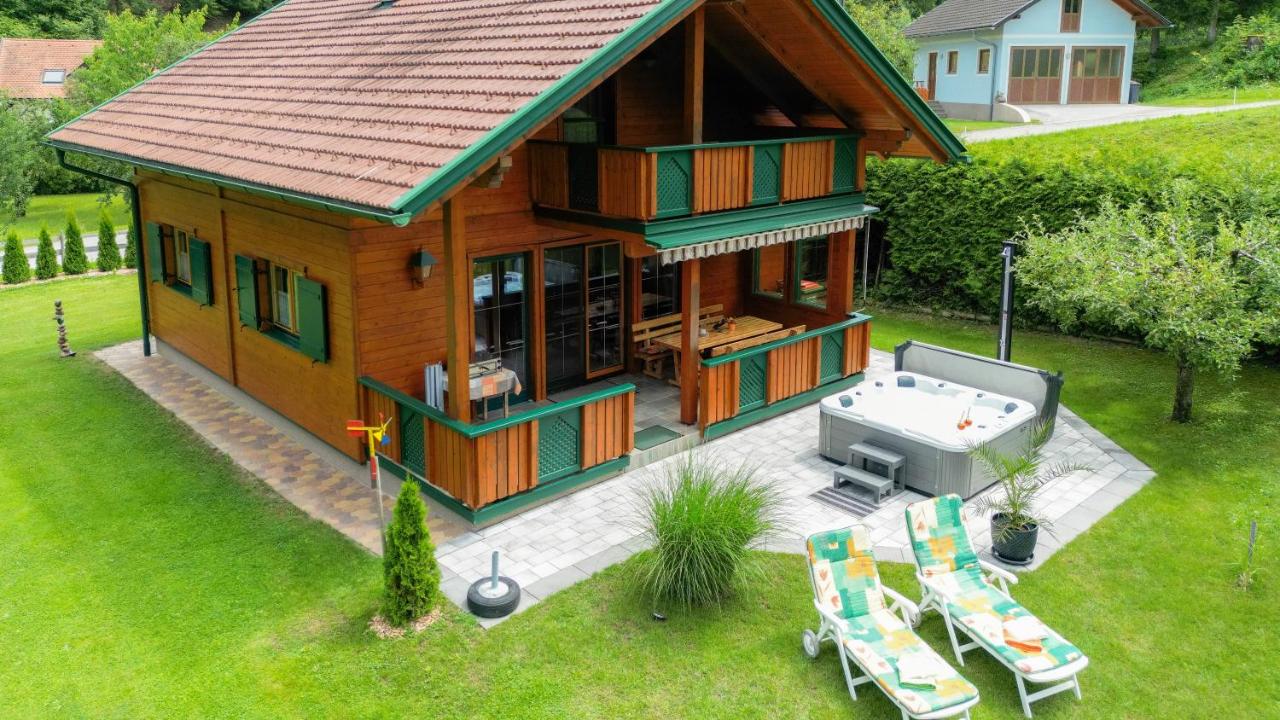 Terrasse mit Outdoor-Whirlpool und Balkonen aus der Vogelperspektive