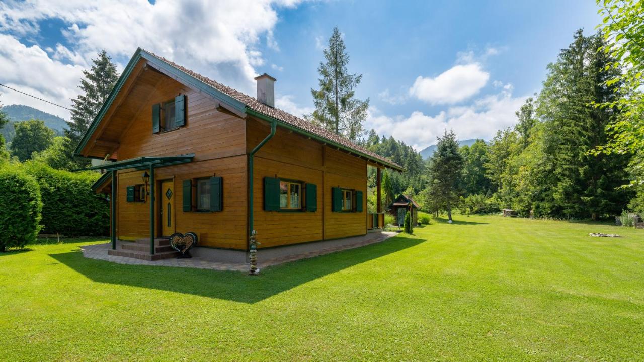 Das Blockhaus mit grünen Fensterläden