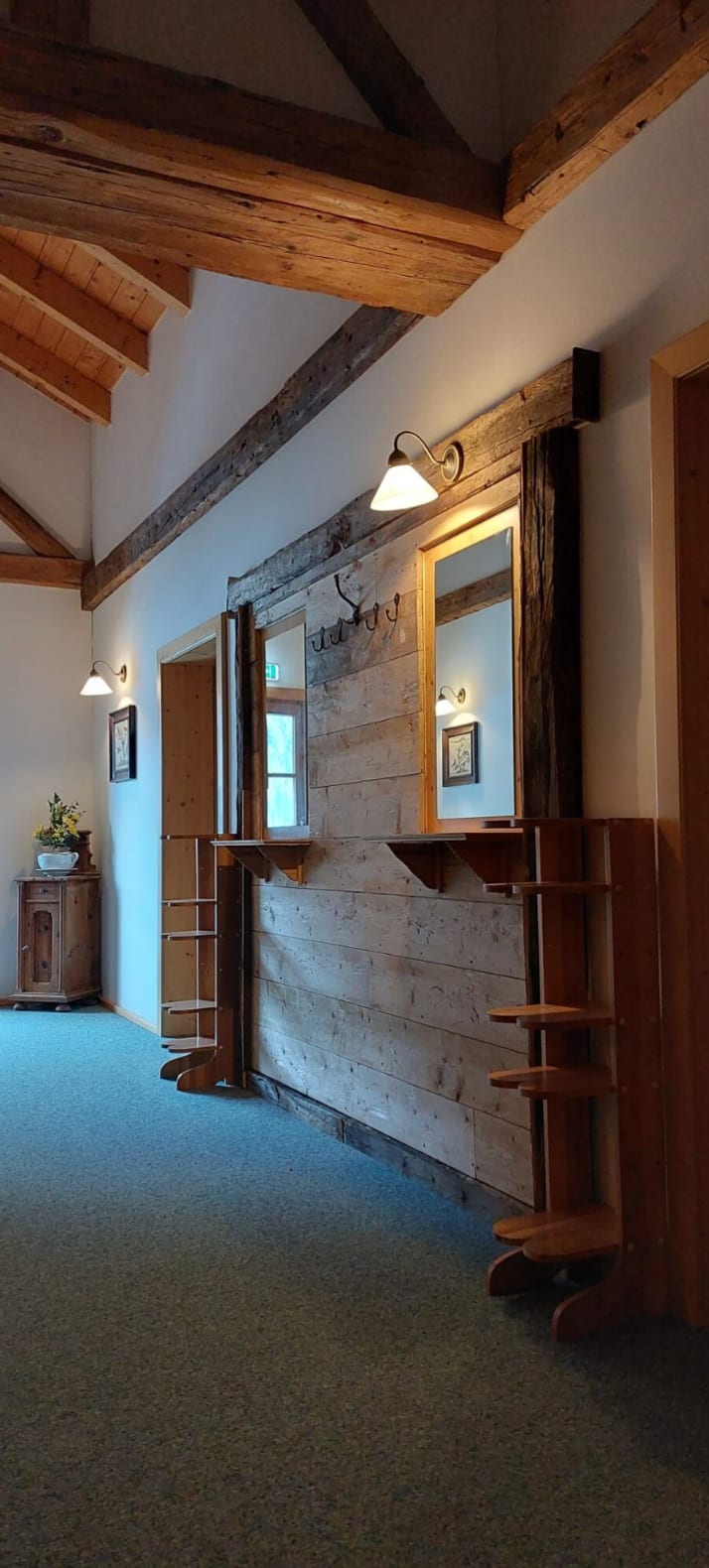 Mit Altholz vertäfelter Eingangsbereich im Gasthof Sandwirt