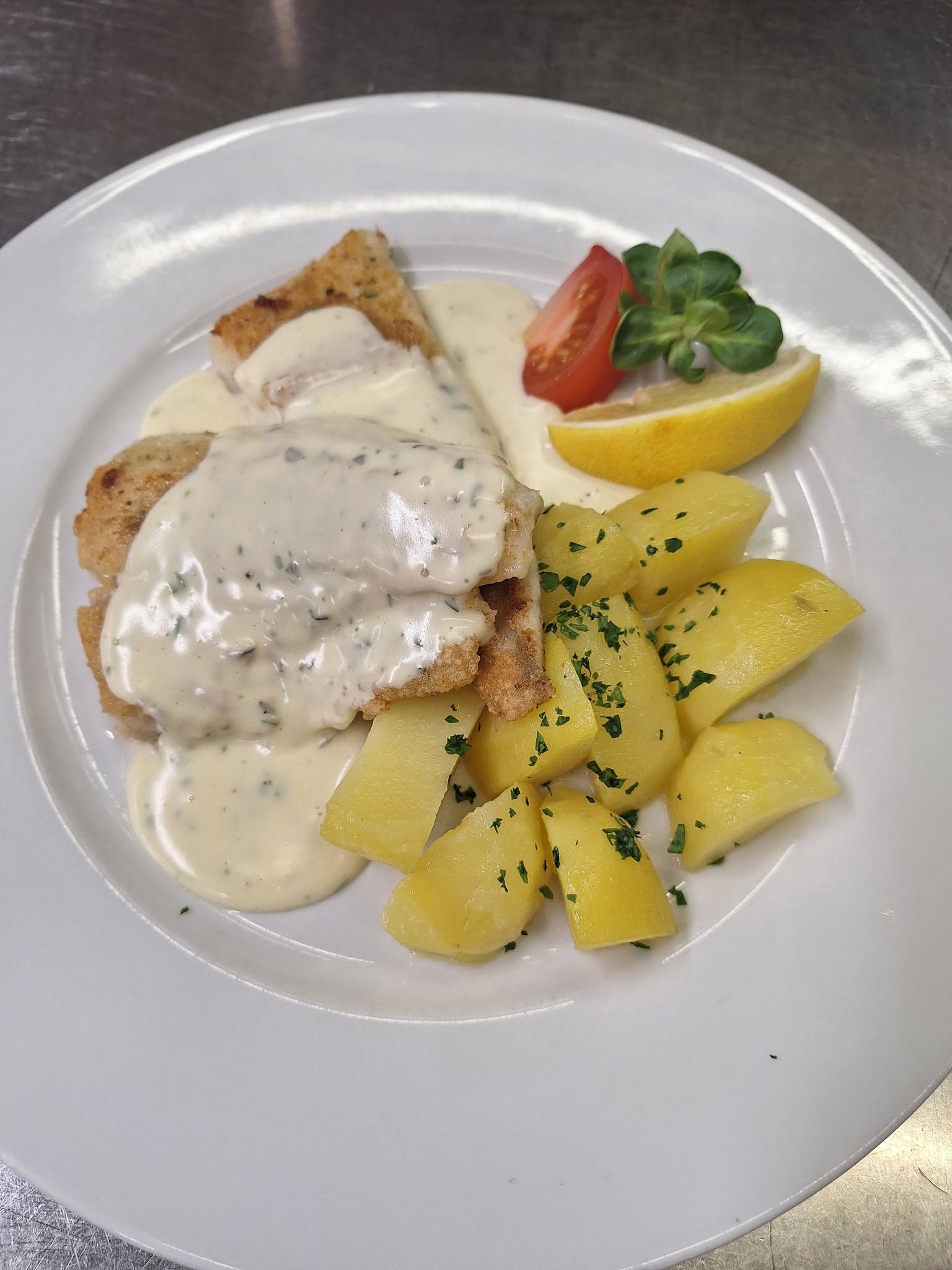 Knusprig gebacken, mit Petersilienerdäpfeln