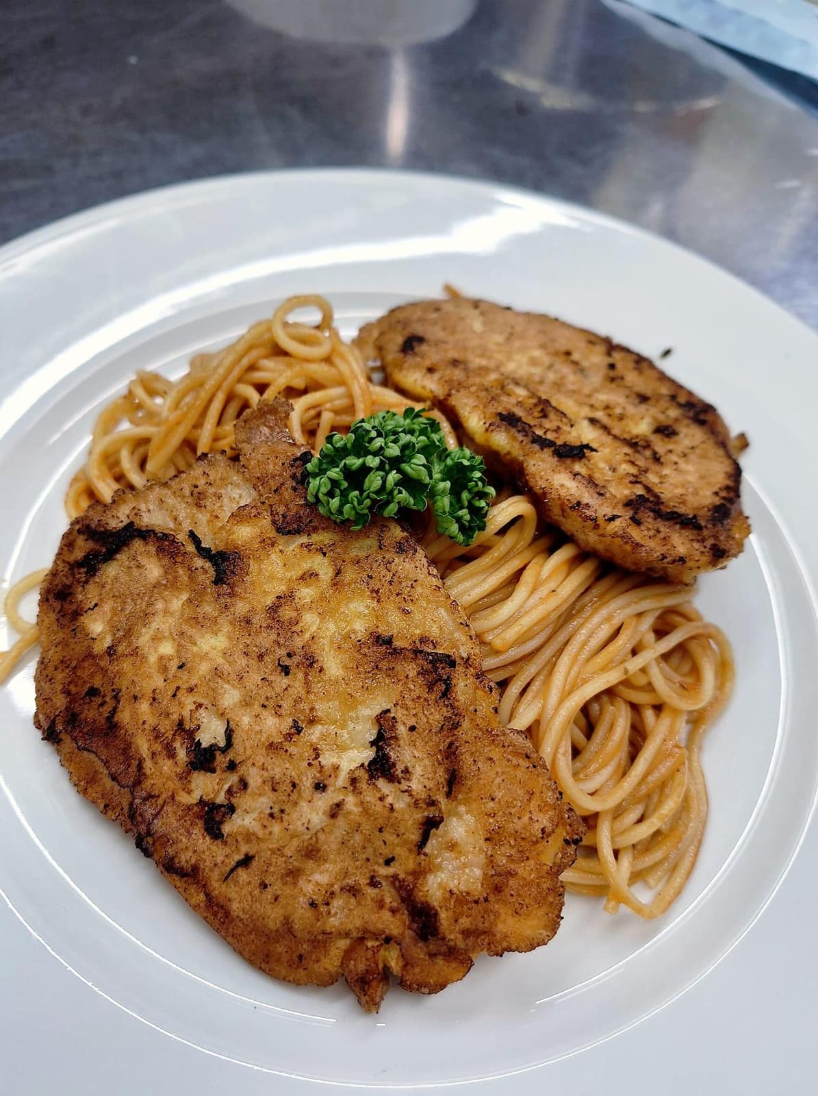 Schnitzel mit hausgemachter Pasta