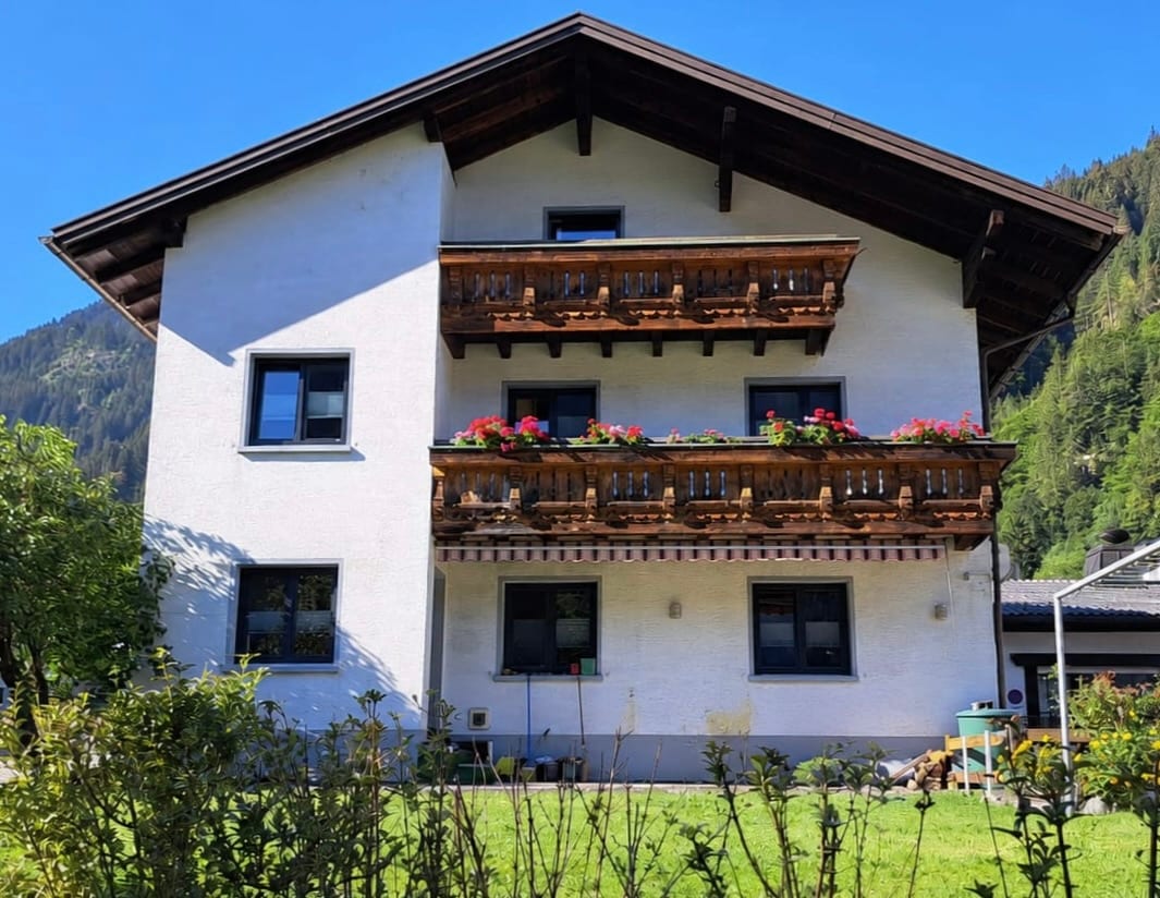 Das Haus von Peter Mathies in Gortipohl mit Geranienbalkonen