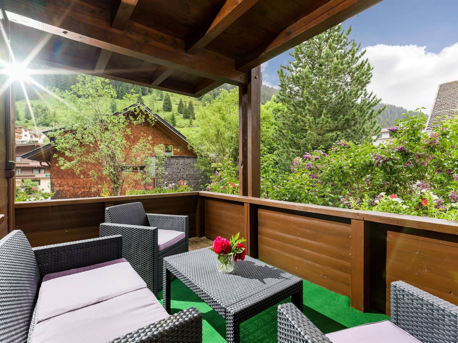 Überdachter Balkon mit Bergblick