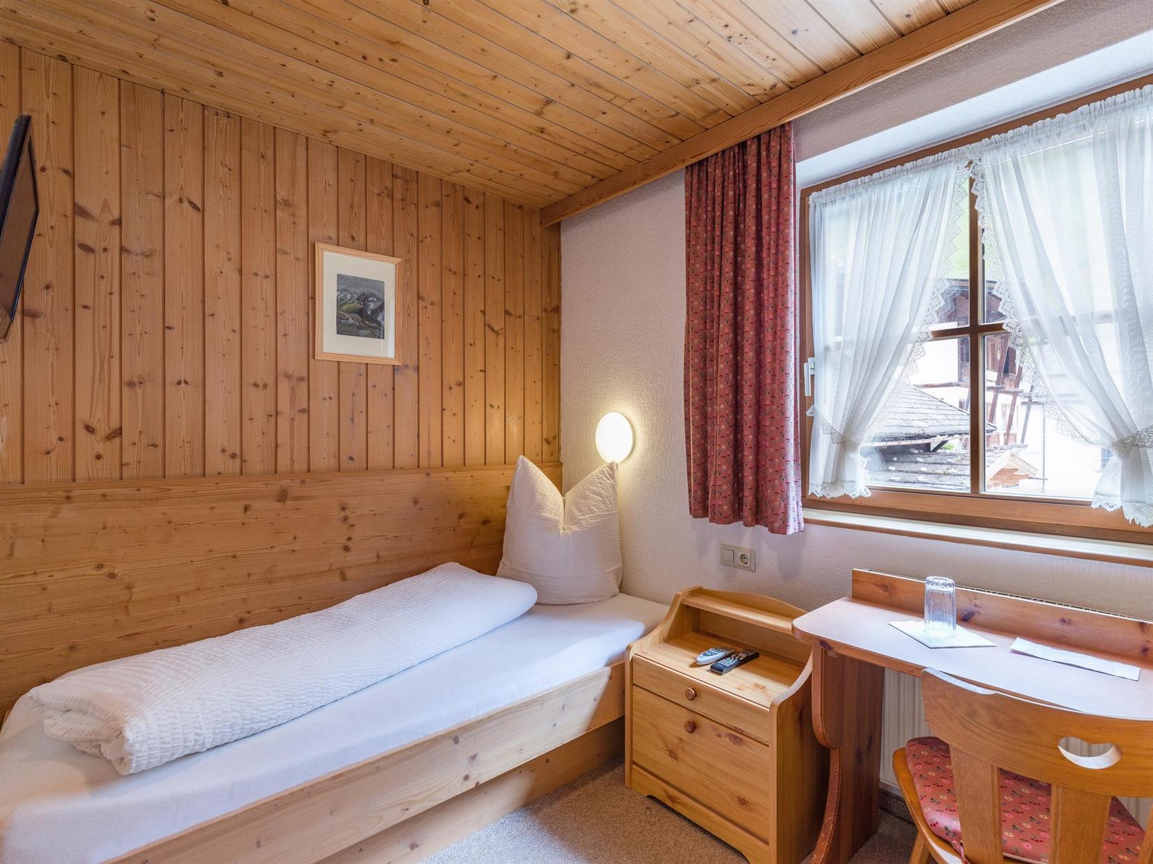 Einzelzimmer mit Holzvertäfelung