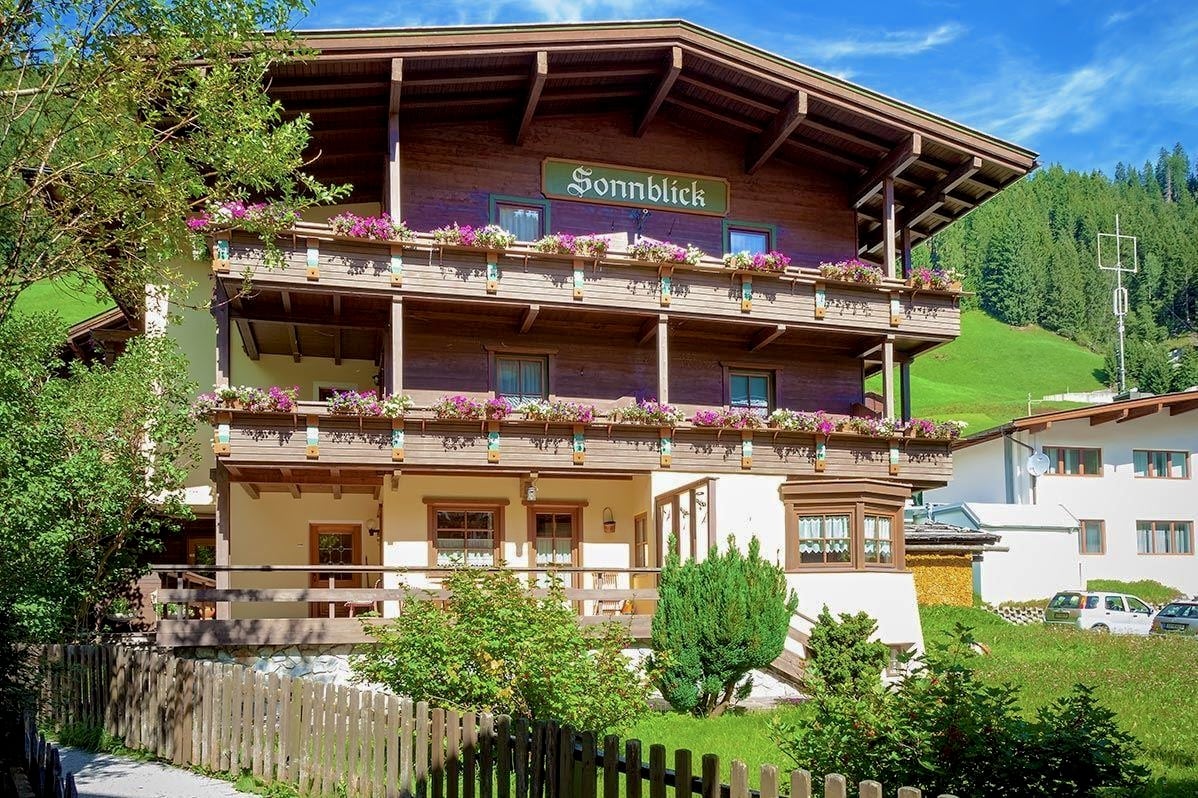 Haus Sonnblick mit Blumenbalkonen