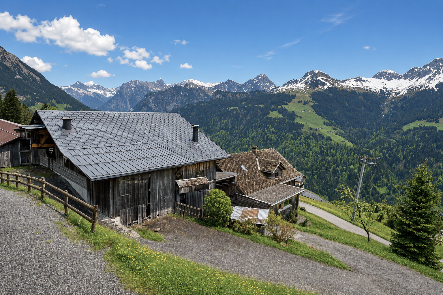 Der Hof mit Bergpanorama