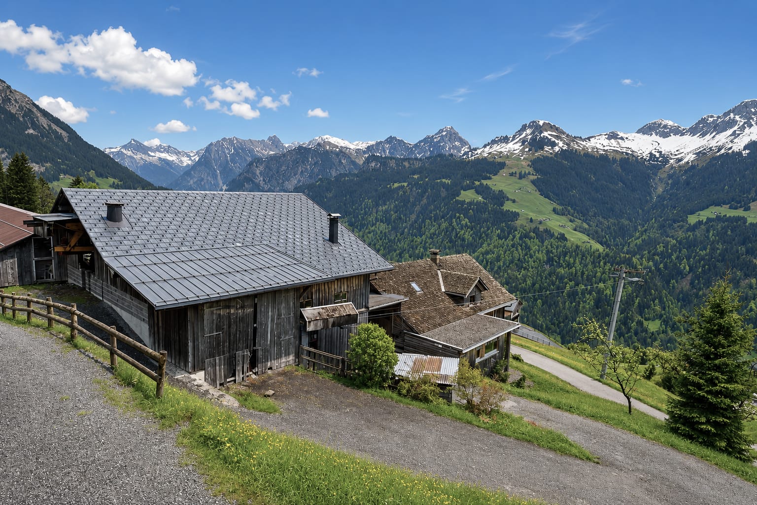 Der Hof mit Bergpanorama