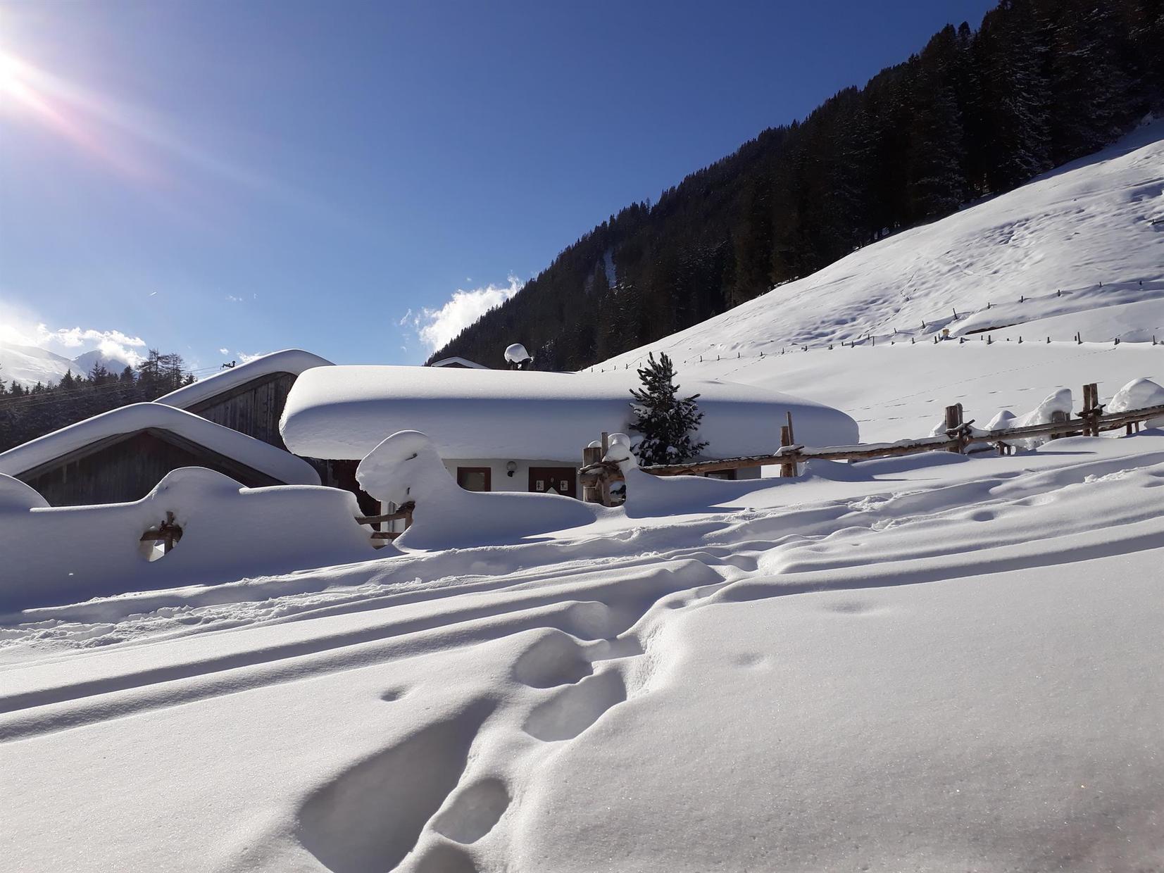 Tief verschneite, sonnige Winterlandschaft rund um Lanersbach im Tuxertal