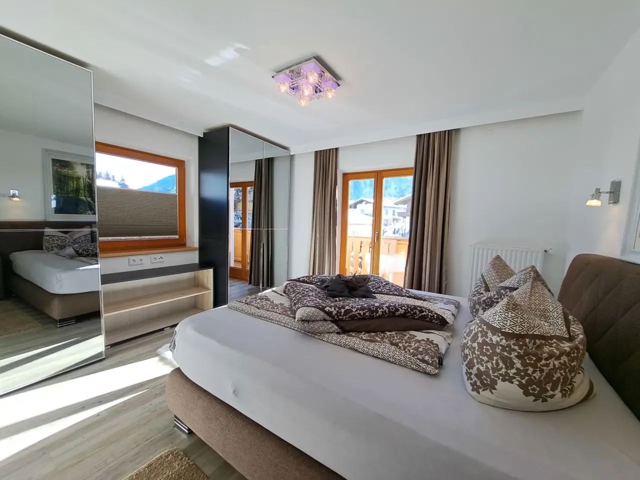 Schlafzimmer mit Balkonzugang in der kombinierten Einheit Leon + Alpina