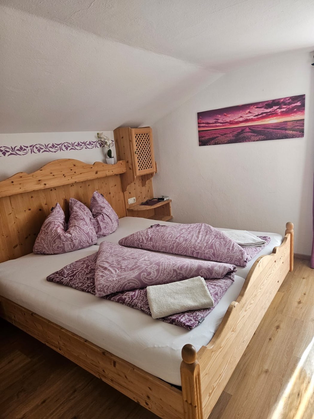 Gemütliches Schlafzimmer im Landhausstil im Haus Alpina