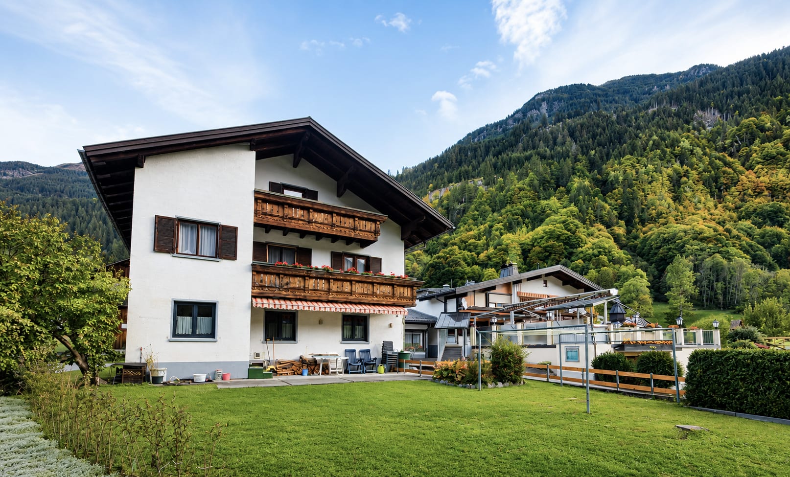 Haus von Peter Mathies in Gortipohl mit Garten und Bergkulisse