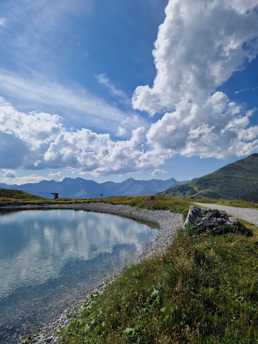 Bergsee mit Wolkenspiegelung