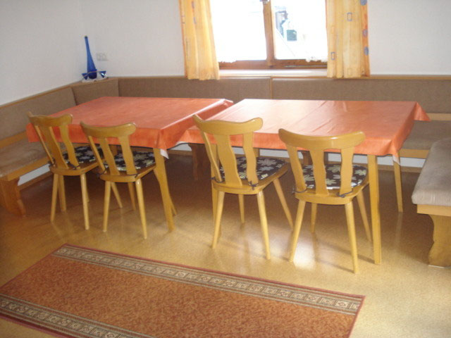 Esszimmer mit langer Tafel