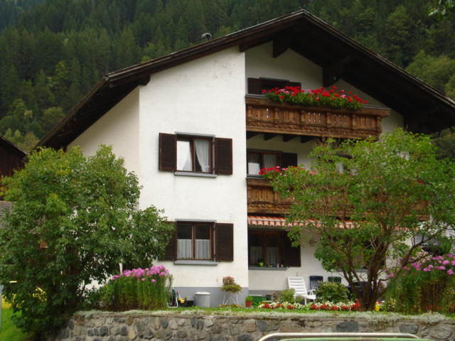 Haus von Peter Mathies in Gortipohl mit Geranienbalkonen