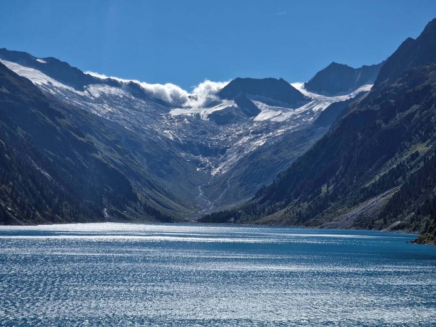 Türkisblauer Schlegeis Stausee mit Gletscherblick