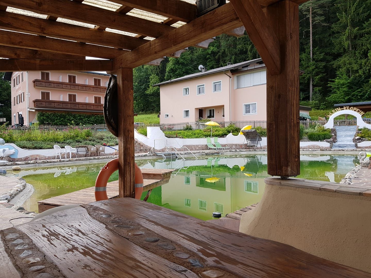 Blick über den Teich zum Haus