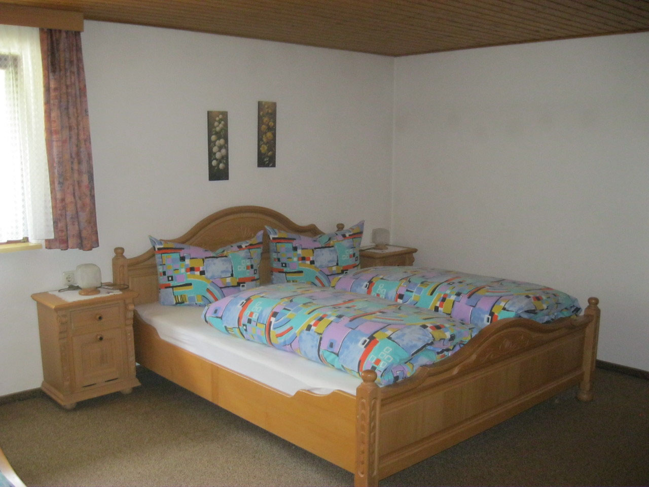 Schlafzimmer mit Doppelbett