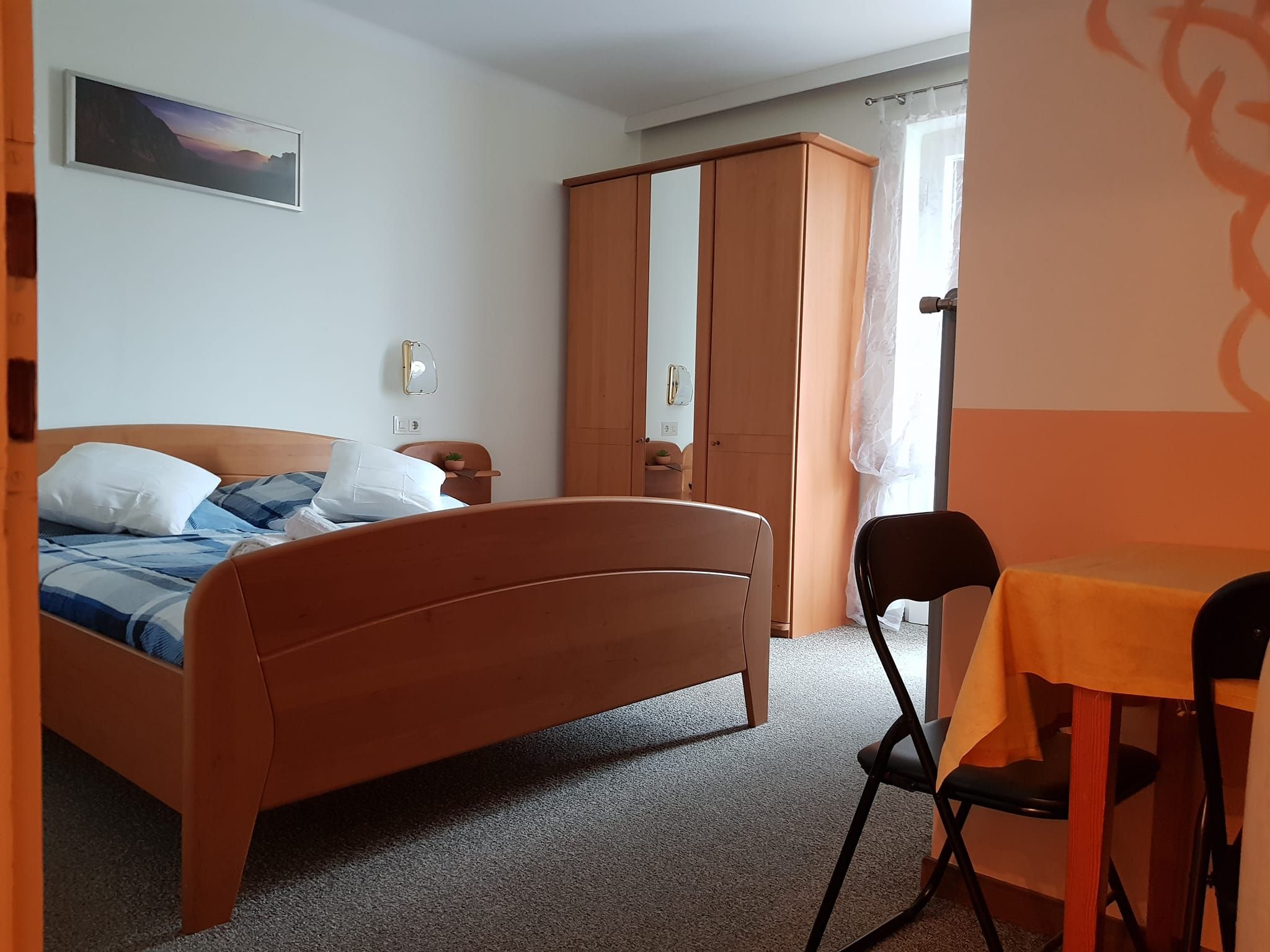 Familienzimmer mit Sitzecke und Balkon