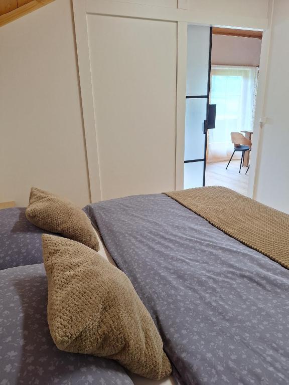 Blick vom Schlafzimmer in den Wohnbereich